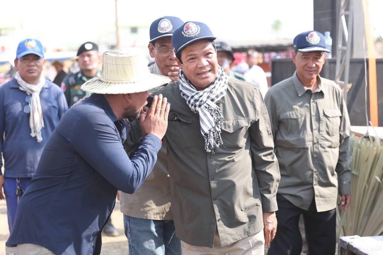 ទេសរដ្ឋមន្ត្រី គន់ គីម ចុះជួបពលរដ្ឋភៀសសឹក សប្បាយរីករាយជាមួយការផ្តល់ទឹកស្អាតក្នុងឱកាសចូលឆ្នាំខ្មែរ