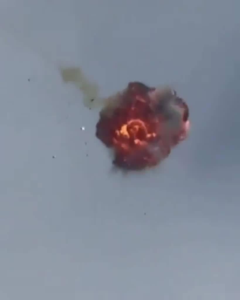 យន្តហោះគ្មានមនុស្សបើកថោកៗរបស់អ៊ុយក្រែនបាញ់ទម្លាក់យន្តហោះគ្មានមនុស្សបើកថ្លៃរបស់អ៊ីរ៉ង់