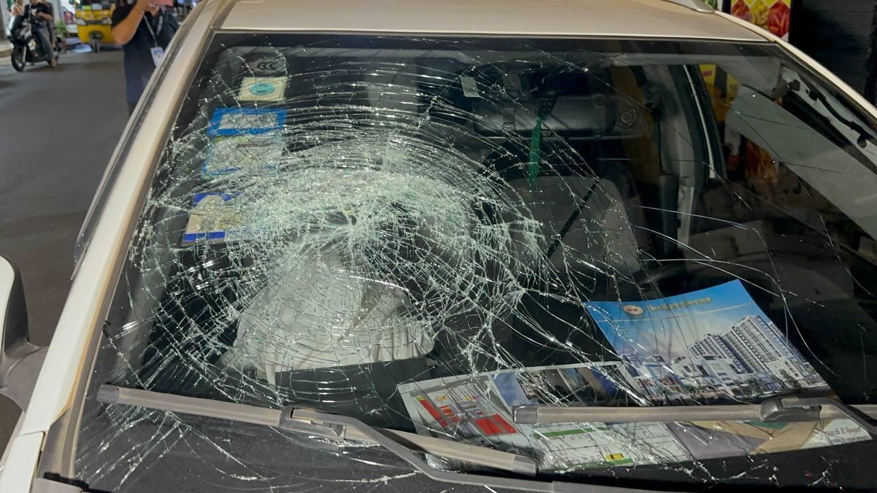 រថយន្ត Range Rover ពណ៌សបុករបាំងថ្មពុះយ៉ាងខ្លាំងនៅទួលគោក អ្នកបើកបររងរបួស