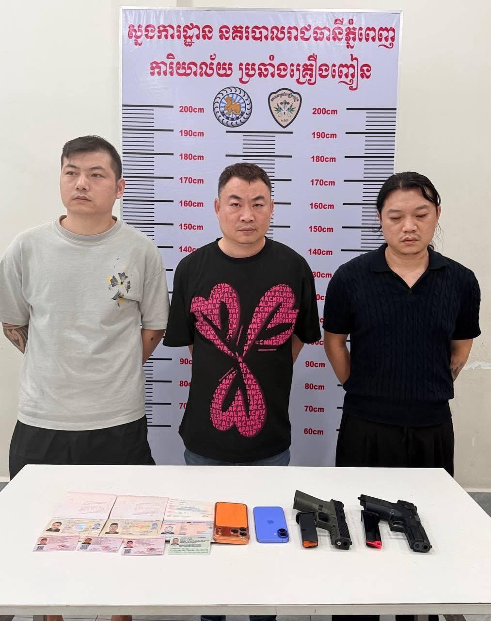 ជនជាតិចិន ៤នាក់ជាប់ឃុំពីបទគ្រឿងញៀន និងកាំភ្លើងខ្លីនៅសែនសុខ