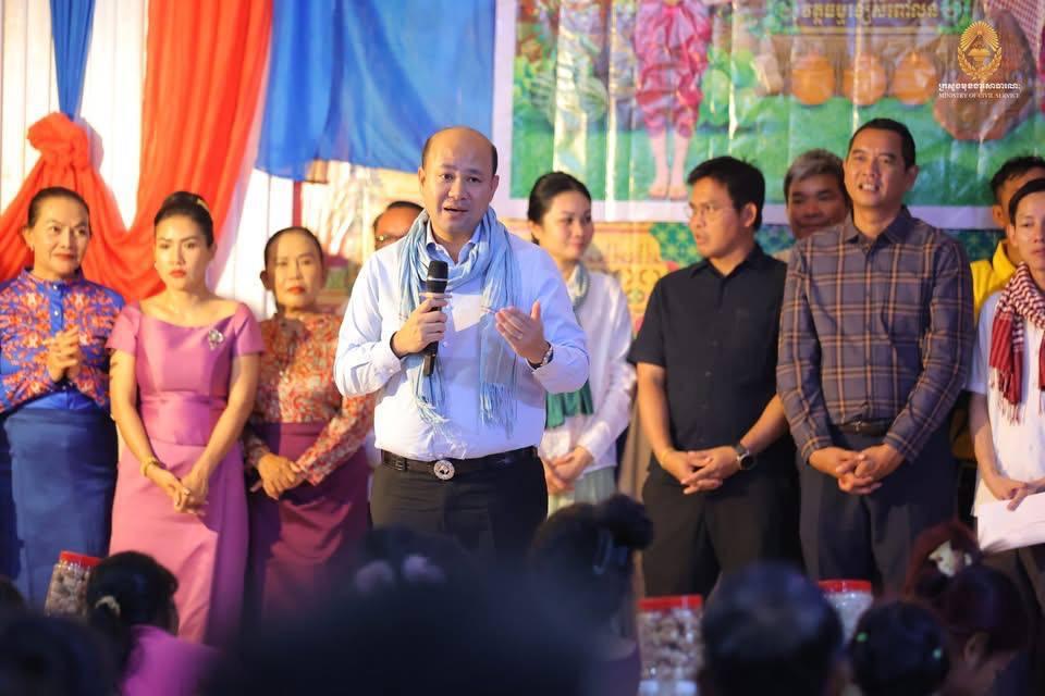 លោក ហ៊ុន ម៉ានី ជួបជុំជនភៀសសឹក ផ្ដល់ការលើកទឹកចិត្តមុនបុណ្យចូលឆ្នាំខ្មែរ