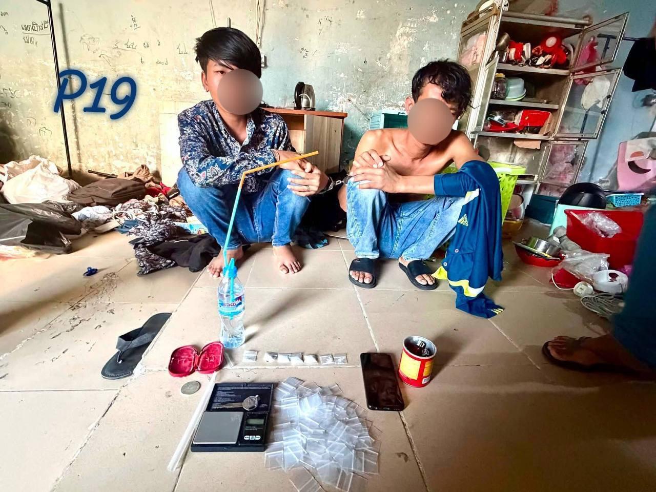 នគរបាលសែនសុខចាប់ខ្លួនជនសង្ស័យ២នាក់ រកឃើញគ្រឿងញៀន៧កញ្ចប់នៅបន្ទប់ជួល