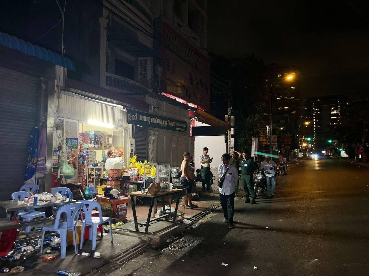 ក្រុមទឹកអំពៅគប់ថ្មបំផ្លាញហាងចាប់ហួយ បណ្តាលរបួសក្បាលយុវជន