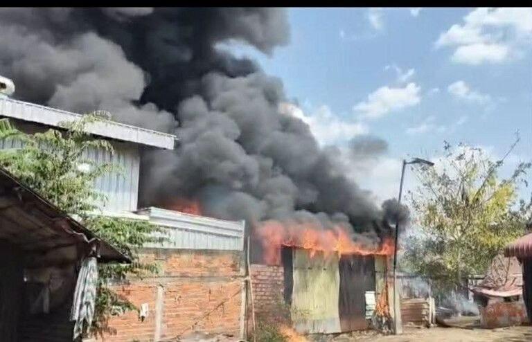 ភ្លើងឆេះផ្ទះអស់រលីងក្នុងមួយភ្នែកភ្លឹក ដោយសារខ្សែភ្លើងទុស្សេនៅក្រុងបាត់ដំបង