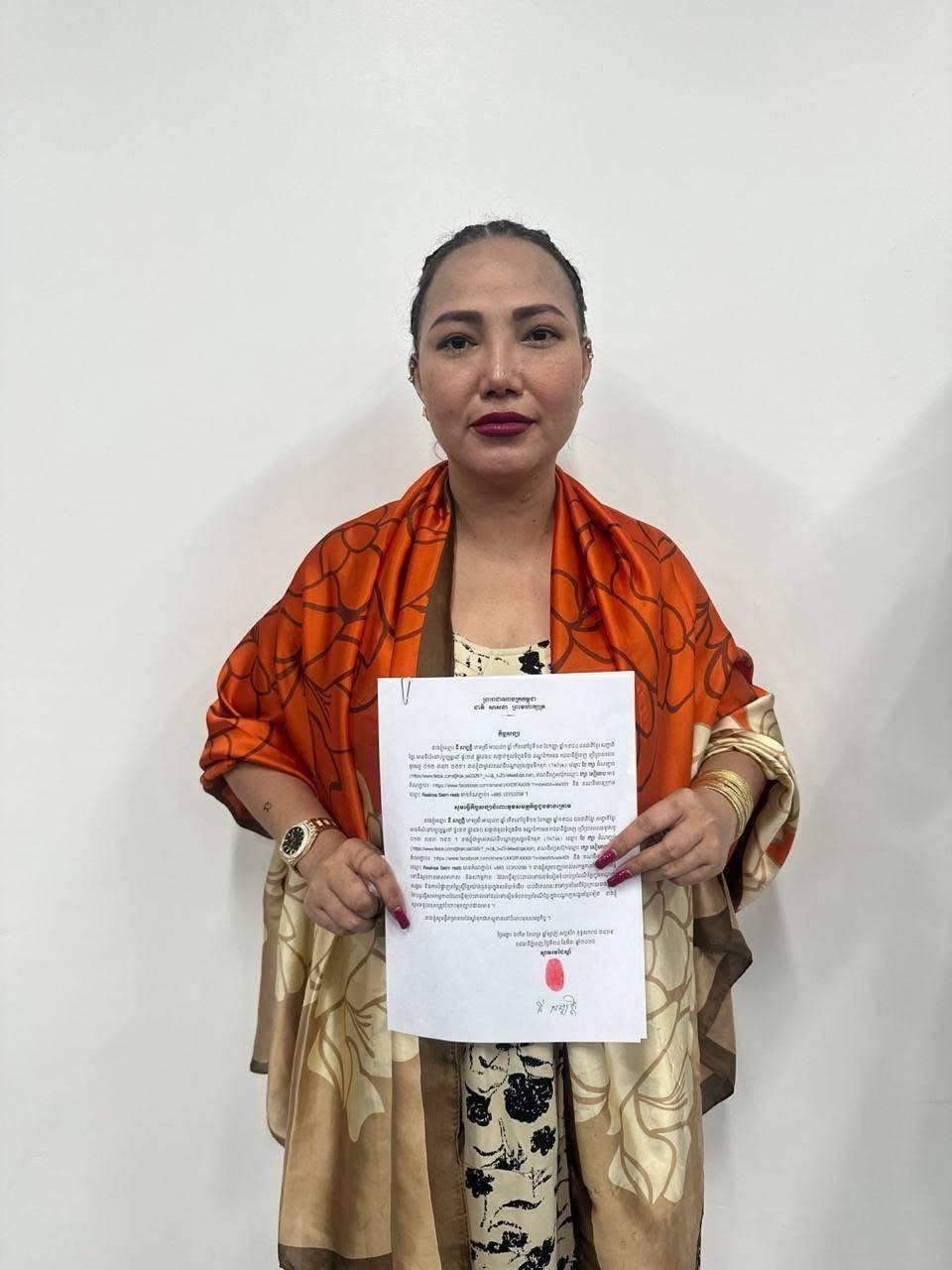 ម៉ែរក្សាបានធ្វើកិច្ចសន្យាបញ្ឈប់រឿងប្ដីពីរនាក់ លោក ជួន ណារិន្ទ៖ “ប្រហែលអត់បានទាយមើលខ្លួនឯងថារាសីឡើងឬចុះ”