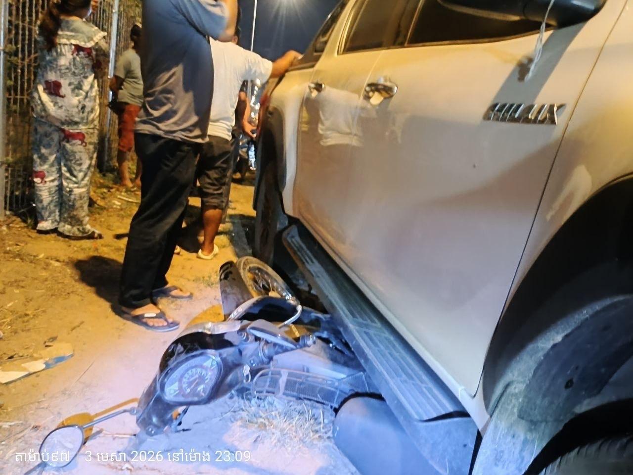 រថយន្តបុកកិនម៉ូតូយ៉ាងដំណំ បណ្តាលឲ្យម្ចាស់ម៉ូតូរងរបួសធ្ងន់