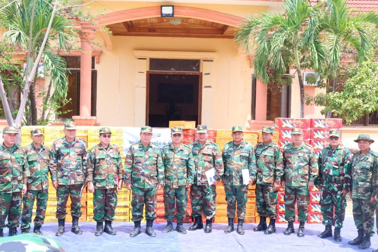 នាយឧត្តមសេនីយ៍ ឥត សារ៉ាត់ ចុះសួរសុខទុក្ខយោធិនព្រំដែនខេត្តឧត្តរមានជ័យ