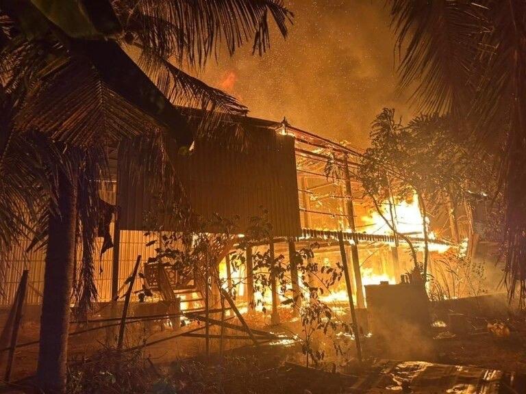 អគ្គិភ័យឆេះផ្ទះខ្មែរអ៊ីស្លាម ១០ខ្នងនៅត្បូងឃ្មុំ បណ្ដាលពីឆ្លងចរន្តអគ្គិសនី