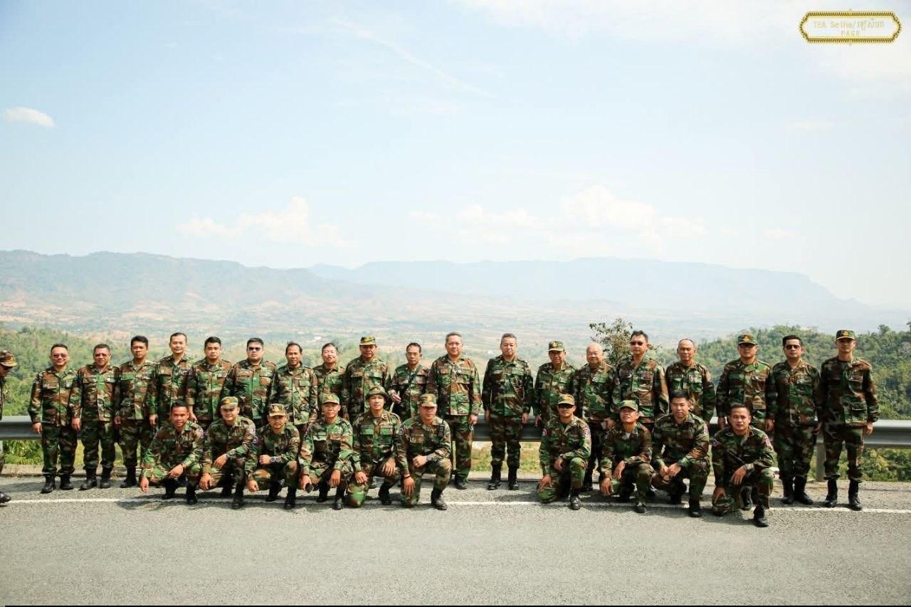 ឧបនាយករដ្ឋមន្ត្រីក្រសួងការពារជាតិ ទៀ សីហា ចុះសួរសុខទុក្ខយោធិននៅព្រំដែនកម្ពុជា-ថៃ ក្នុងឱកាសចូលឆ្នាំថ្មី