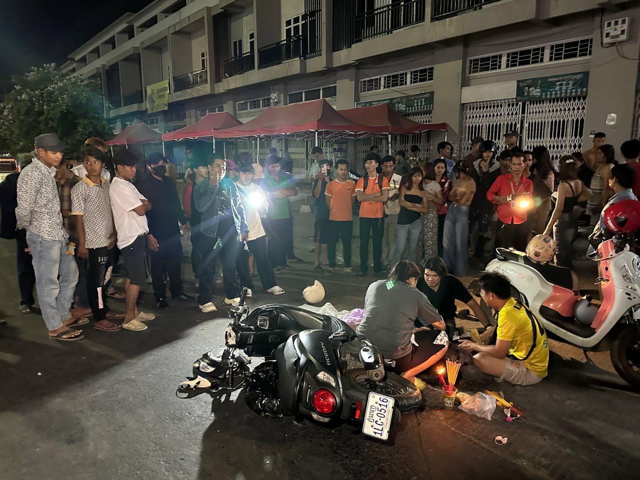 នារីអាយុ២២ឆ្នាំស្លាប់ភ្លាមៗក្រោយបុកកុងតឺន័រចតលើចិញ្ចើមផ្លូវ ក្នុងពេលយប់ជិះម៉ូតូលឿន