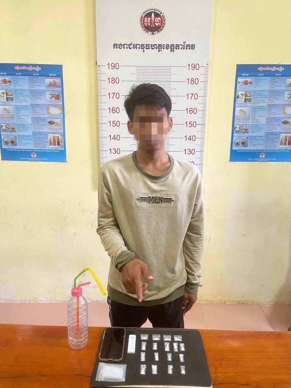 កងរាជអាវុធហត្ថតាកែវចាប់ខ្លួនជនល្មើសគ្រឿងញៀនថ្មីទៀត ដកហូតក្រាមពណ៌សថ្លា៤.៧៨ក្រាម