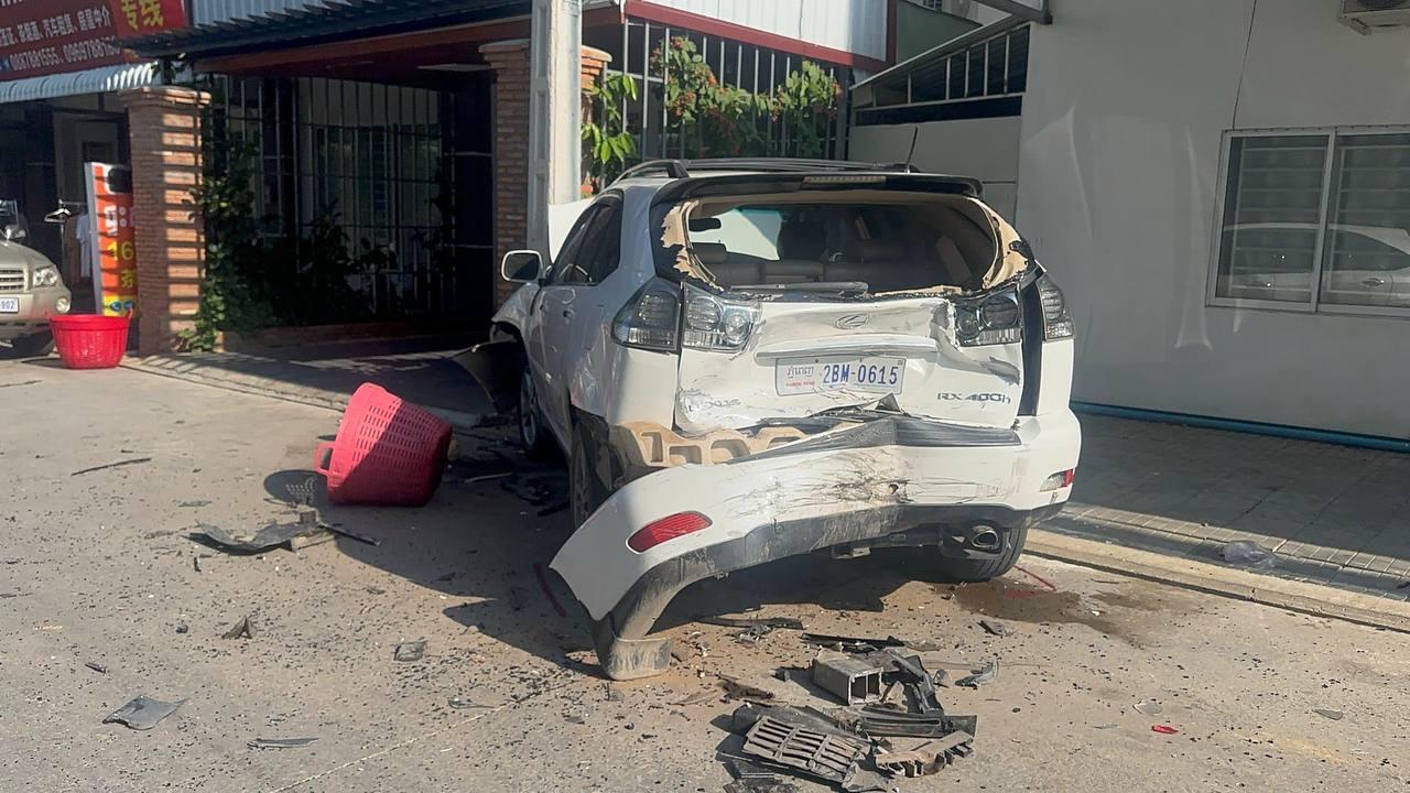 រថយន្ត Range Rover បុកឡិចស៉ីស RX400h ពីក្រោយ រុញទៅបុកបង្គោលភ្លើងផ្លូវ