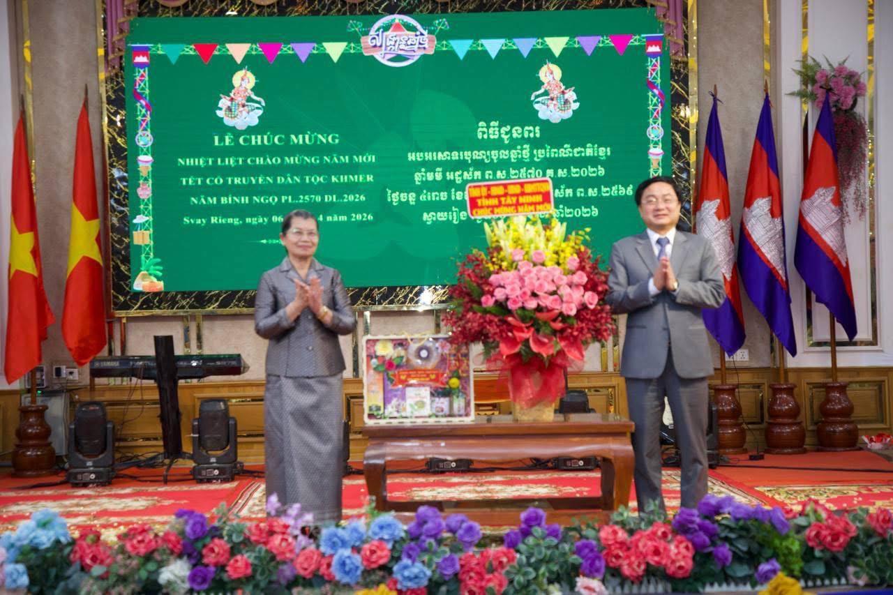 សម្តេច ម៉ែន សំអន អបអរបុណ្យចូលឆ្នាំខ្មែរ និងជួបគណៈប្រតិភូវៀតណាម បញ្ជាក់ពីមិត្តភាពរឹងមាំរវាងប្រទេសទាំងពីរ