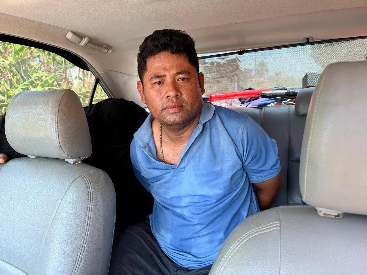 រថយន្តខ្មៅបិទស្កុតបុករថយន្ត២គ្រឿង បុកនគរបាល ត្រូវបាញ់កង់ដើម្បីឃាត់