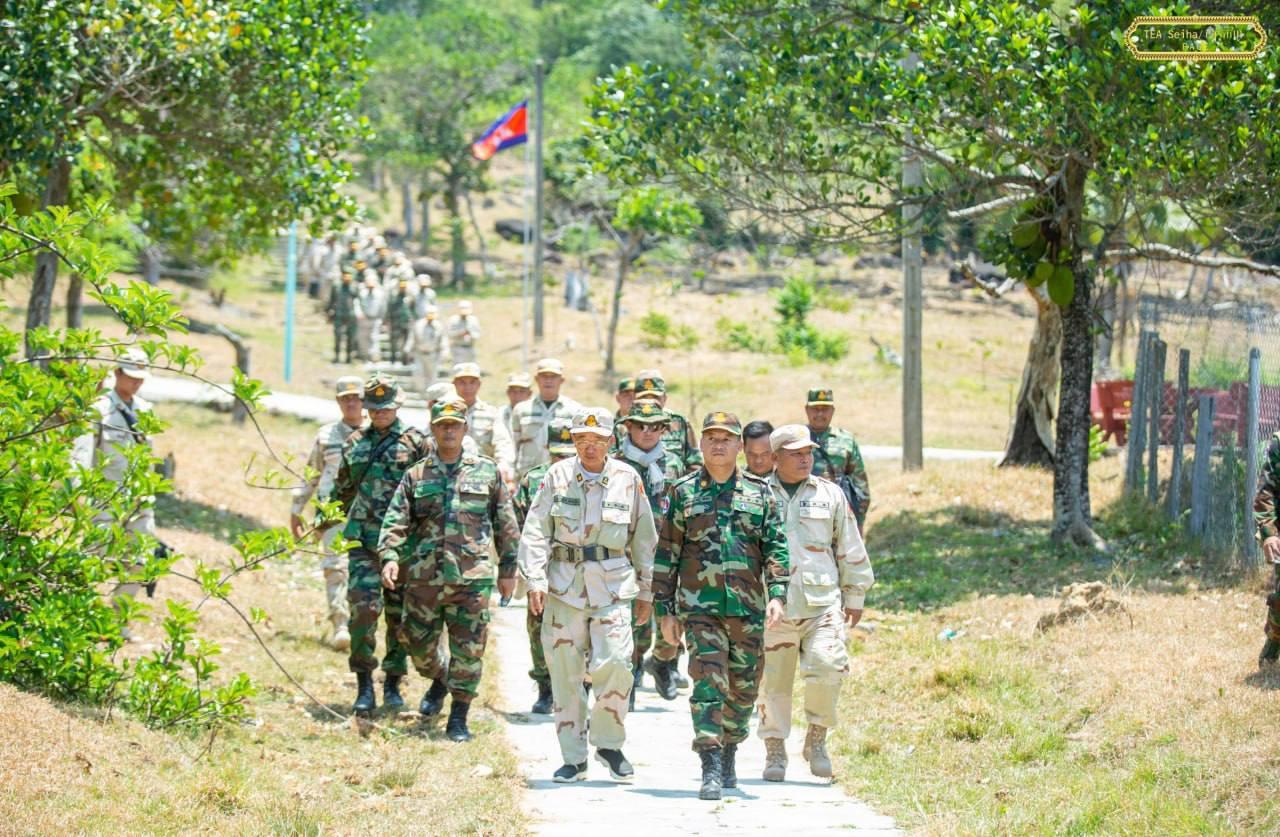 នាយឧត្តមសេនីយ៍ ទៀ សីហា ចុះសួរសុខទុក្ខយោធិនតាមព្រំដែនកម្ពុជា-ថៃ ក្នុងឱកាសបុណ្យចូលឆ្នាំថ្មី