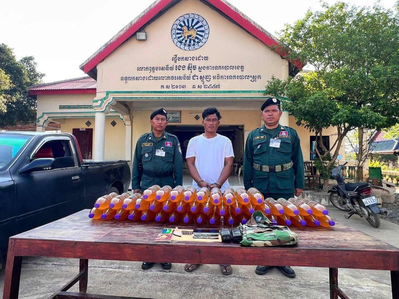 នគរបាលរឹបអូសទឹកការធុមចំនួន៤៤ដបនិងជនសង្ស័យម្នាក់បញ្ជូនទៅស្នងការខេត្ត