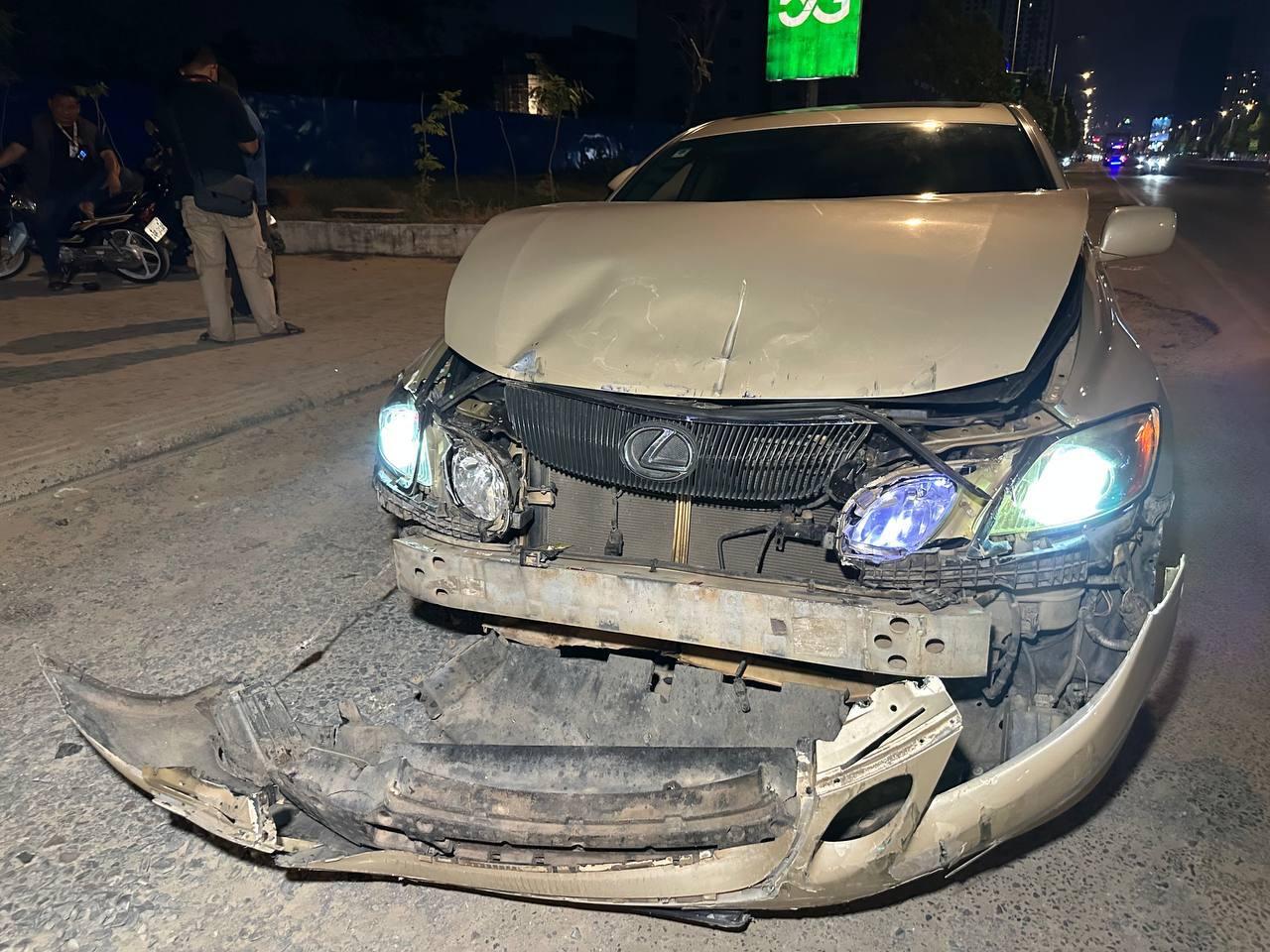 រថយន្តលុចស៊ីសបុកពីក្រោយរថយន្តឈើវ៉េតធ្វើឲ្យខូចខាតយ៉ាងធ្ងន់នៅភ្នំពេញ