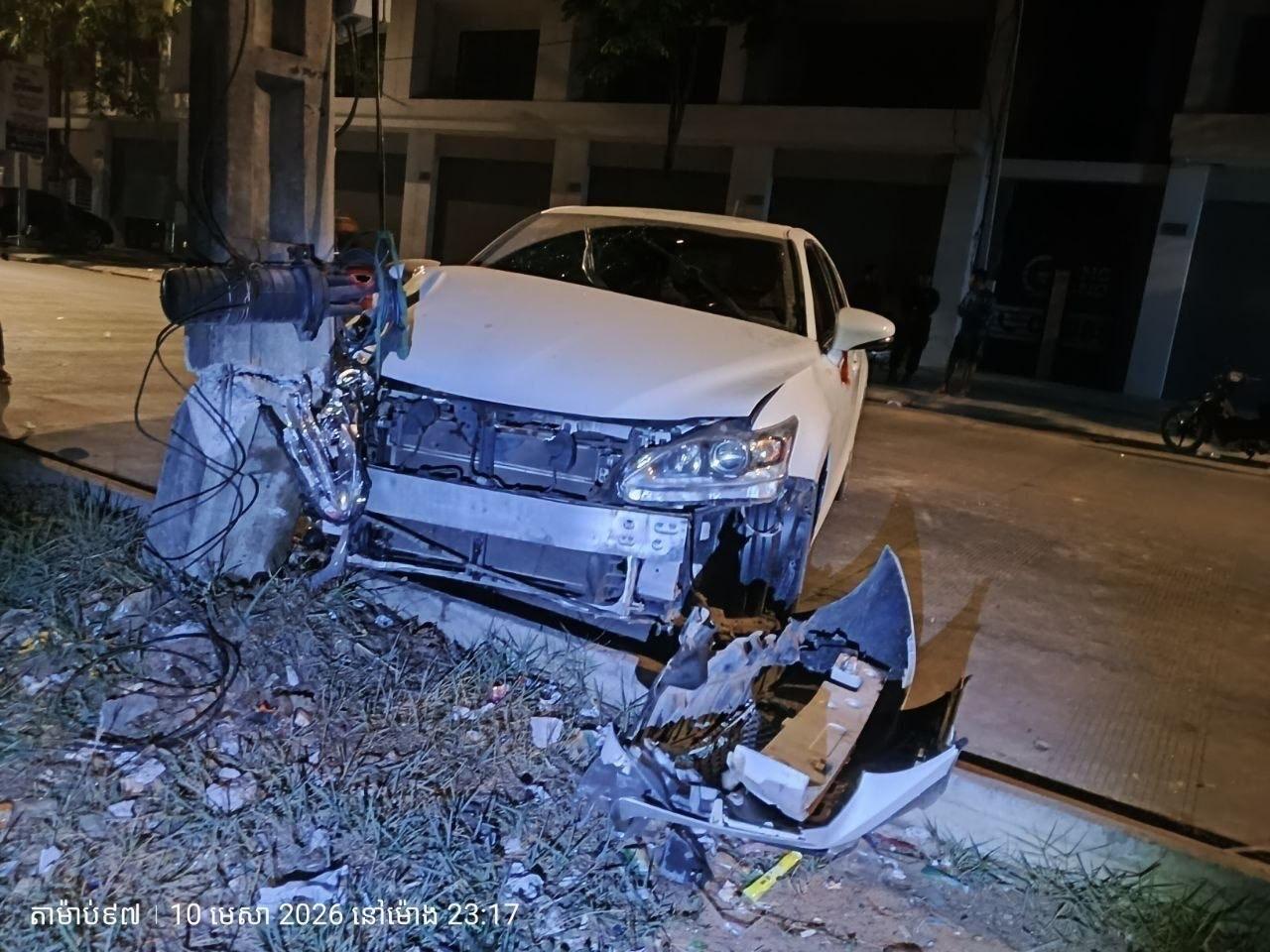 រថយន្ត Lexus CT-200h បុកបង្គោលភ្លើងថ្មខូចខាតយ៉ាងដំណំ បណ្តាលឲ្យបុរសរងរបួសធ្ងន់