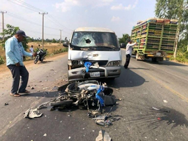 យុវជនអាយុ២៤ឆ្នាំស្លាប់ភ្លាមៗក្រោយបុករថយន្តបើកបញ្ច្រាសទិសពេញទំហឹងនៅផ្លូវជាតិលេខ៥១