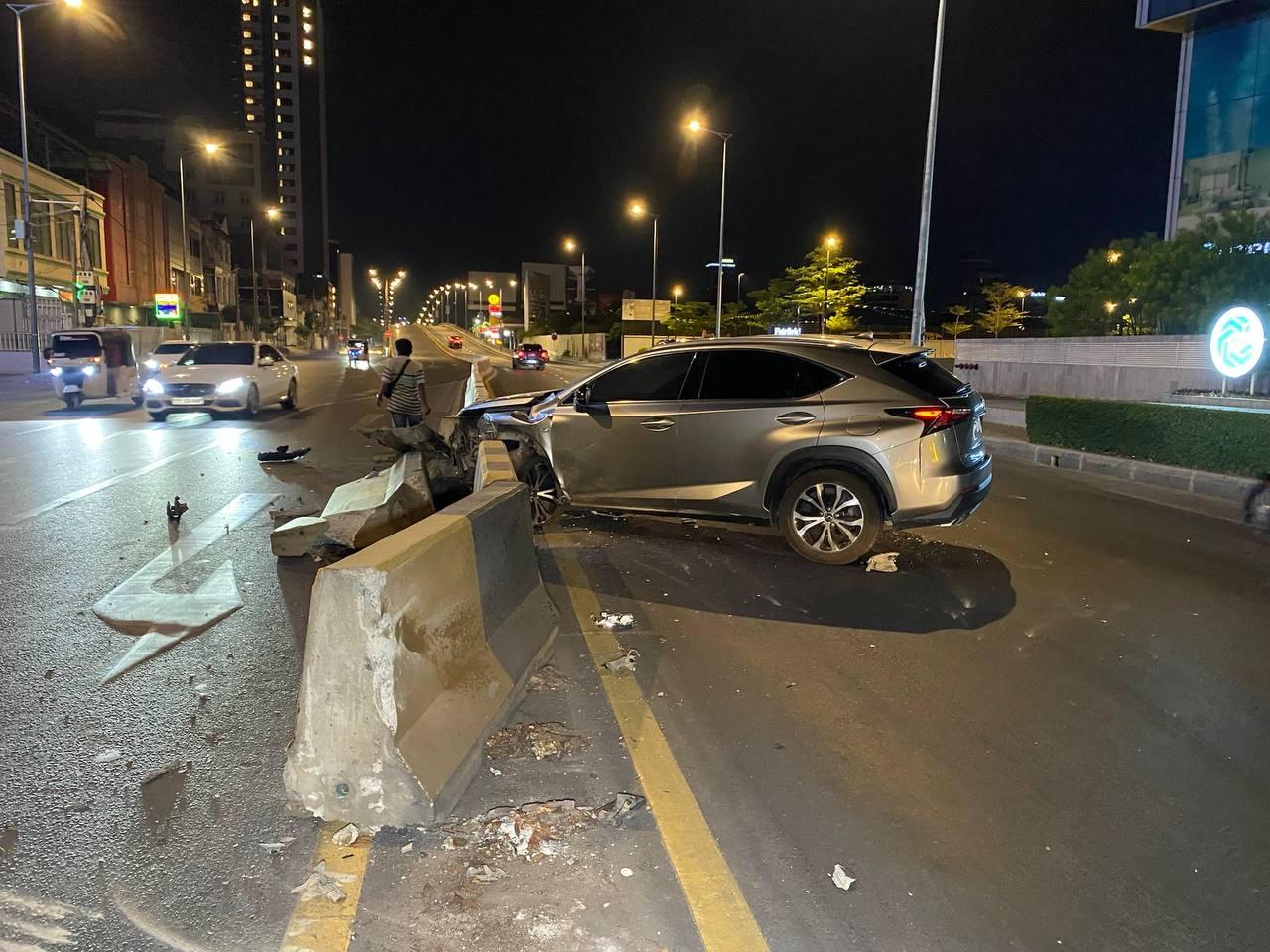 រថយន្ត LEXUS NX200t បុករបាំងថ្មពុះចែកទ្រូងផ្លូវ ខូចខាត៦ផ្ទាំងនៅទួលគោក