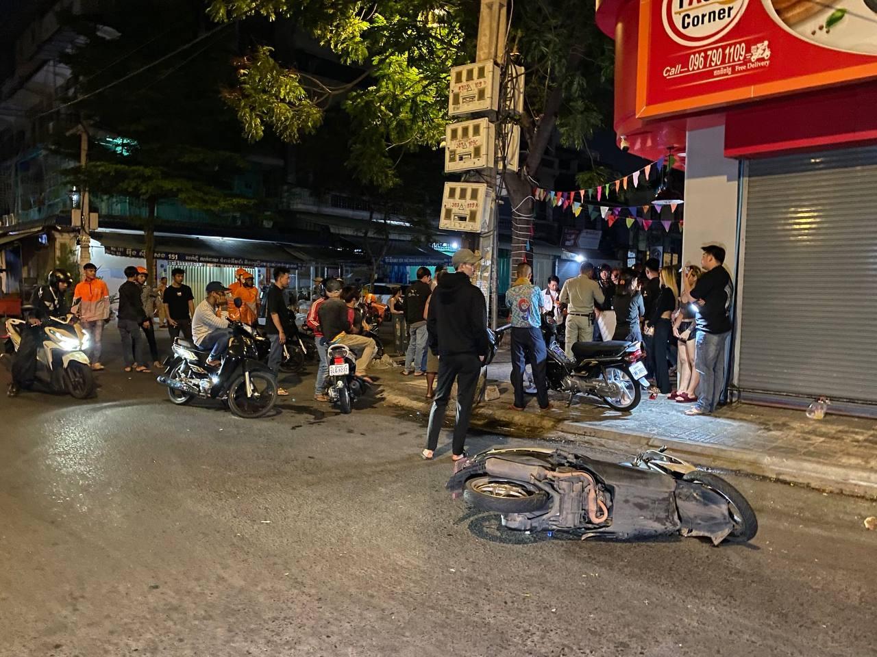 ផ្លូវបំបែកជាបួនក្លាយជាកន្លែងស្លាប់ម្នាក់ របួសធ្ងន់ម្នាក់ ក្រោយម៉ូតូបុកគ្នាយប់ត្រូវ