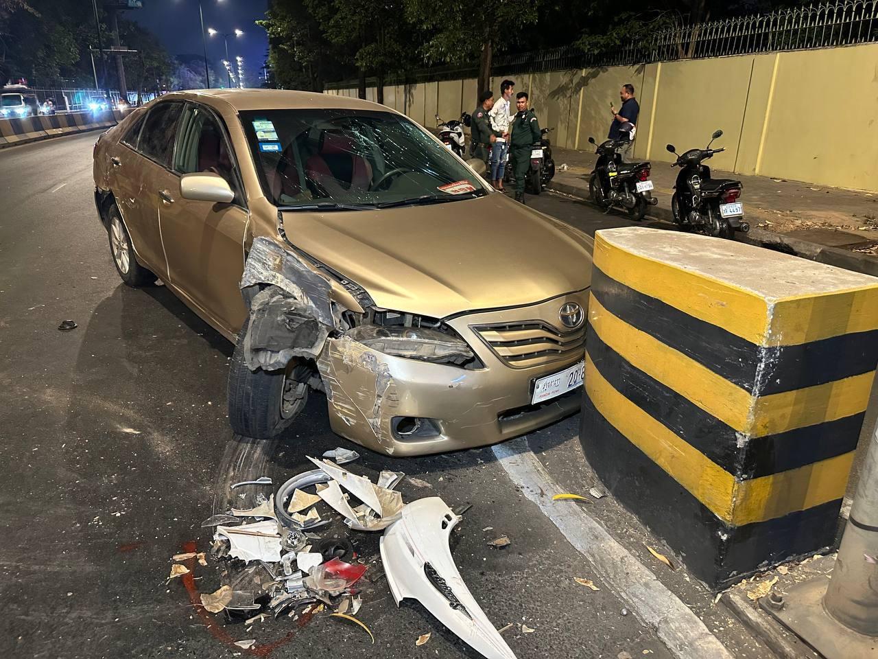 រថយន្តបើកលឿនពីស្ពាន៧មករា បែកកង់ងាកកន្ទុយ បុកម៉ូតូរងរបួសធ្ងន់