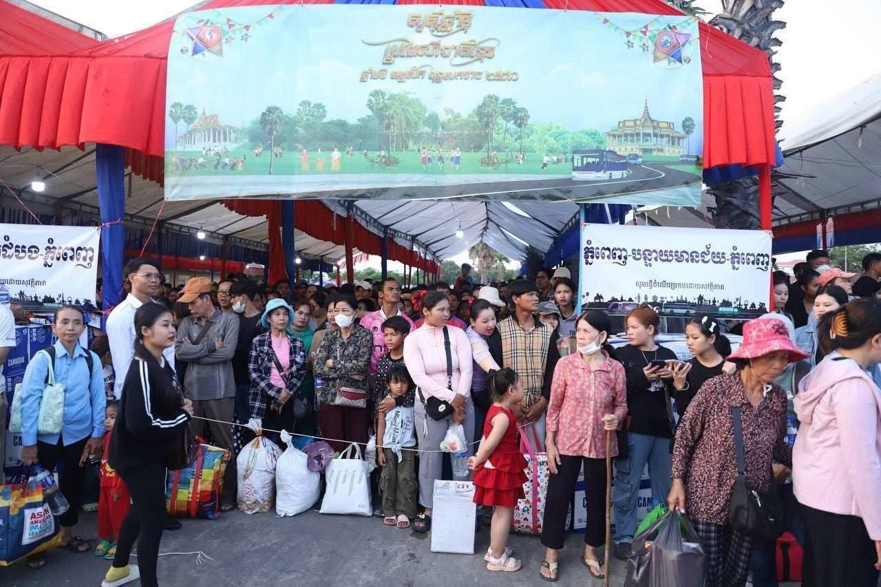 រថយន្តក្រុងសាធារណៈឥតគិតថ្លៃច្រើនជាង ៩០០គ្រឿង ផ្តល់សេវាដល់ប្រជាពលរដ្ឋជិត ១២ម៉ឺននាក់ក្នុងឱកាសបុណ្យចូលឆ្នាំខ្មែរ