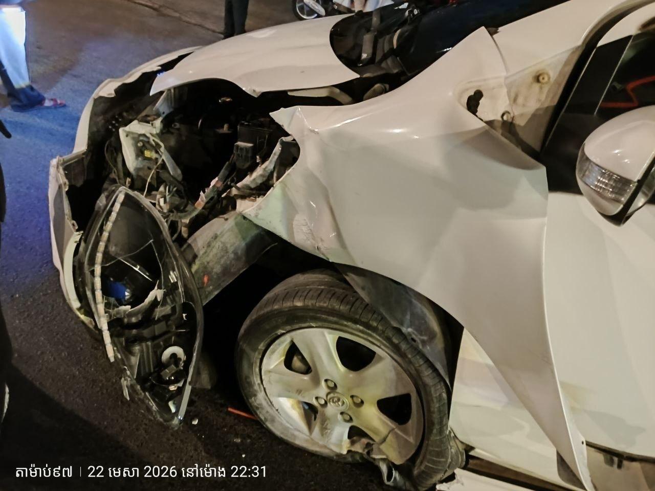 ស្រវឹងជោក! បុរសម្នាក់បើក Toyota Vitz បុកក្បាលស្ពានអាកាស ៧ មករា ខូចខាតយ៉ាងដំណំ រួចគេចខ្លួនបាត់