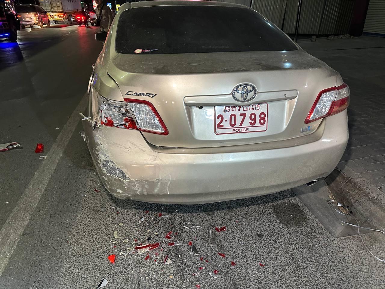 រថយន្តប៉ូលិសចតចោលគ្មានភ្លើងសញ្ញា ត្រូវរថយន្ត CHEVROLET បើកបុកពីក្រោយខ្ទេចខ្ទី ករណីនៅផ្លូវជាតិលេខ១