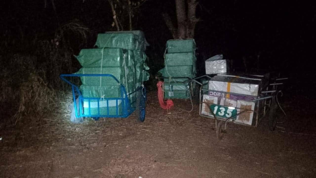 រឹបអូសបារីគេចពន្ធជិត៦០ប៊ិច បម្រុងឆ្លងដែនទៅថៃនៅស្រុកកំរៀង តែមេឈ្មួញរត់រួច!