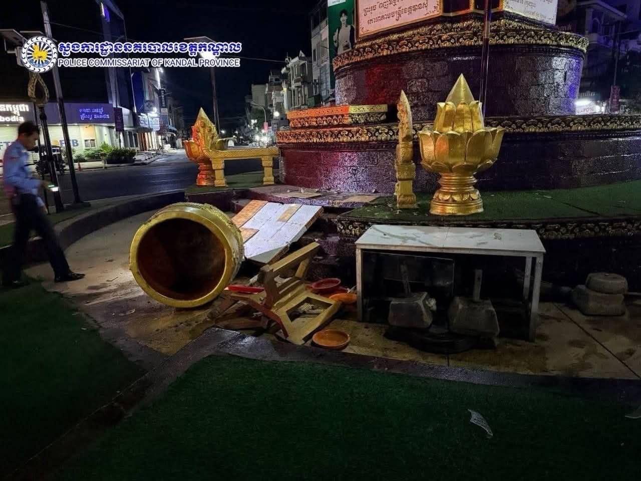 ភ្ញាក់ផ្អើល! រថយន្ត Land Cruiser ជ្រុលចង្កូតបុករង្វង់មូលលោកតាខ្មៅ ក្រោយបើកបរហួប្រមាណរត់គេចខ្លួនត្រូវសមត្ថកិច្ចឃាត់បានវិញ