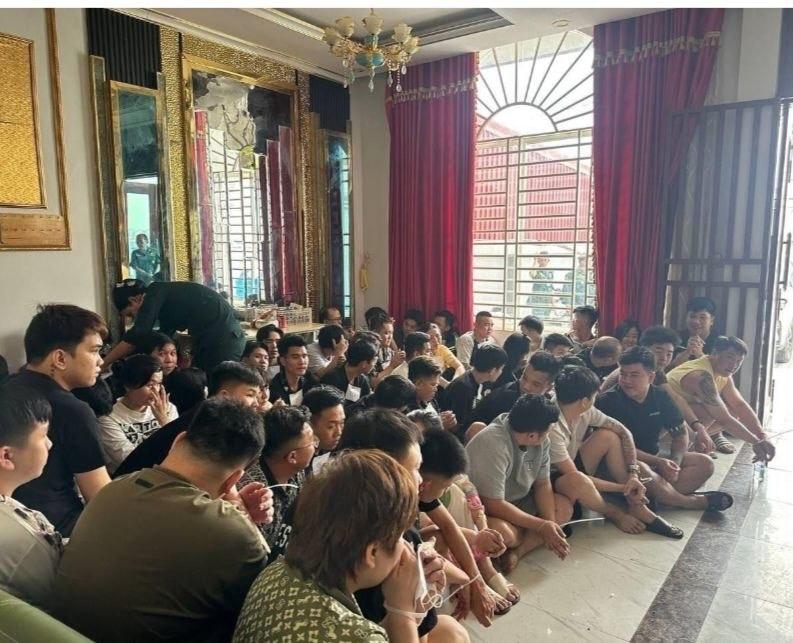 រឹតបន្តឹងប្រតិបត្តិការ! នគរបាលខេត្តស្វាយរៀង វាយឆ្មក់ទីតាំង Online Scams ឃាត់ខ្លួន៩៦នាក់ នៅក្រុងបាវិត