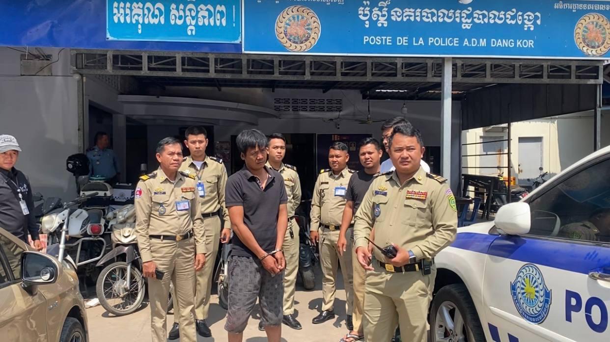 ភ្លើងប្រច័ណ្ឌ! ជនសង្ស័យកាប់ប្រពន្ធរងរបួសធ្ងន់ រួចដុតផ្ទះសង្ស័យក្បត់ ត្រូវសមត្ថកិច្ចឃាត់ខ្លួន