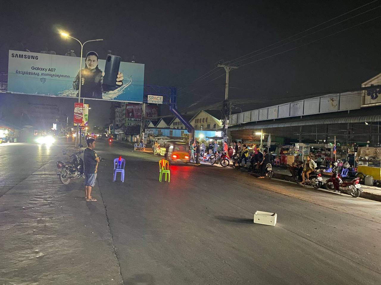 សោកនាដកម្ម! ម៉ូតូហុងដាឌ្រីមឆ្លងផ្លូវ​ ត្រូវម៉ូតូ HONDA ZOOMER-X បុកផ្ទួរៗ បណ្ដាលឲ្យស្លាប់មនុស្ស ១ នាក់ របួស ២ នាក់​ទៀត​នៅផ្លូវវ៉េងស្រេង