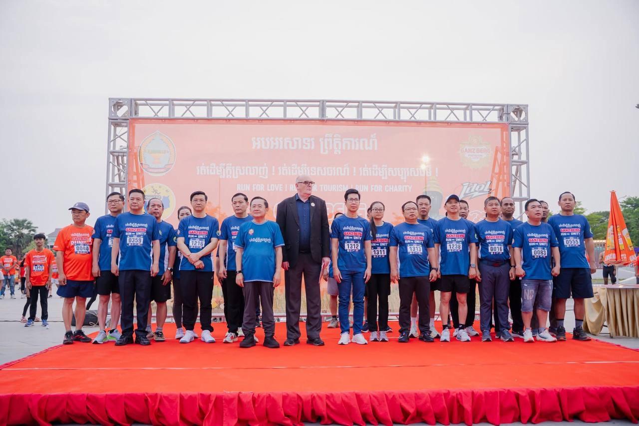 ស្នេហាជាតិរត់មិនចេះនឿយ៖ មហាជនរាប់ពាន់នាក់ចូលរួមរត់ប្រណាំងប្រមូលធនធានជួយកងកម្លាំងព្រំដែនបាត់ដំបង