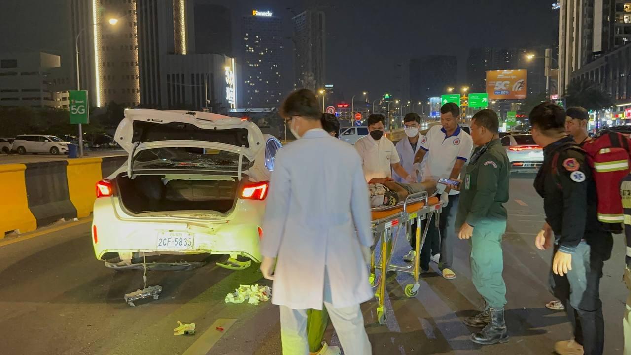 ម៉ូតូលឿនជ្រុលបុកតាក់ស៊ីពីក្រោយ បុរសរងរបួសធ្ងន់ប៉ើងឡើងលើដំបូលរថយន្ត នៅភ្នំពេញ