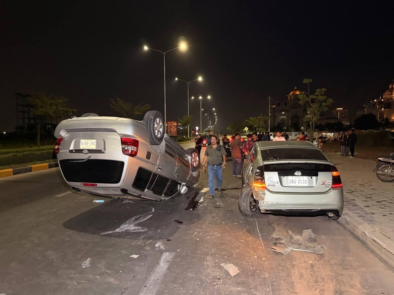 បុកព្រុសអស់! រថយន្តហាយឡែនឌ័រលឿនពេកបុកព្រុសចតចាំផ្លូវក្រឡាប់ផ្ងារជើងលើផ្លូវ OCIC