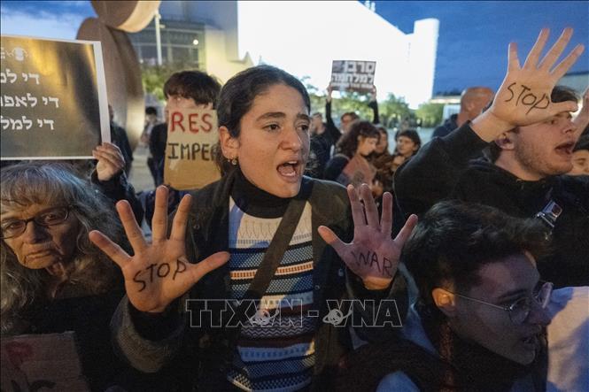 បាតុកម្មប្រឆាំងសង្គ្រាមផ្ទុះនៅអ៊ីស្រាអែល និងអ៊ីរ៉ាក់ ខណៈជម្លោះមជ្ឈិមបូព៌ាកាន់តែខ្លាំងឡើង