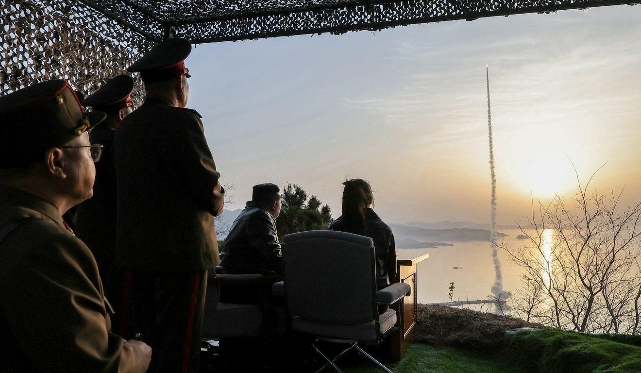 គីម ជុងអ៊ុន និងកូនស្រីជួយត្រួតពិនិត្យការបាញ់មីស៊ីល Hwasong-11LA ជាលើកទី៧ ក្នុងឆ្នាំ២០២៦