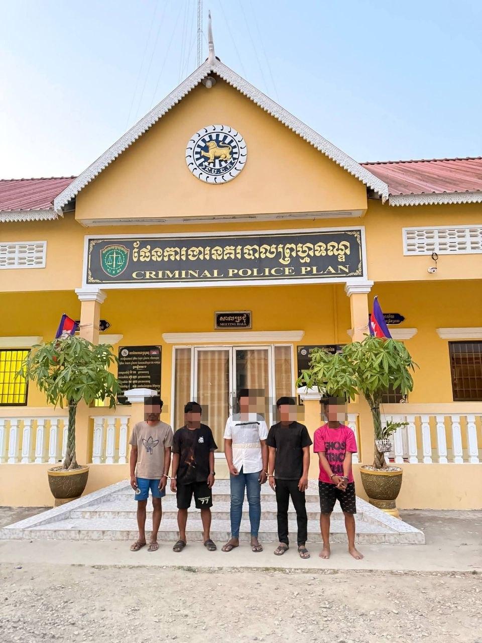 ជនសង្ស័យ៥នាក់ត្រូវបានតុលាការឃុំខ្លួនក្នុងពន្ធនាគារខេត្តស្វាយរៀង ពាក់ព័ន្ធនឹងបទលួច អាវុធខុសច្បាប់ និងគ្រឿងញៀន