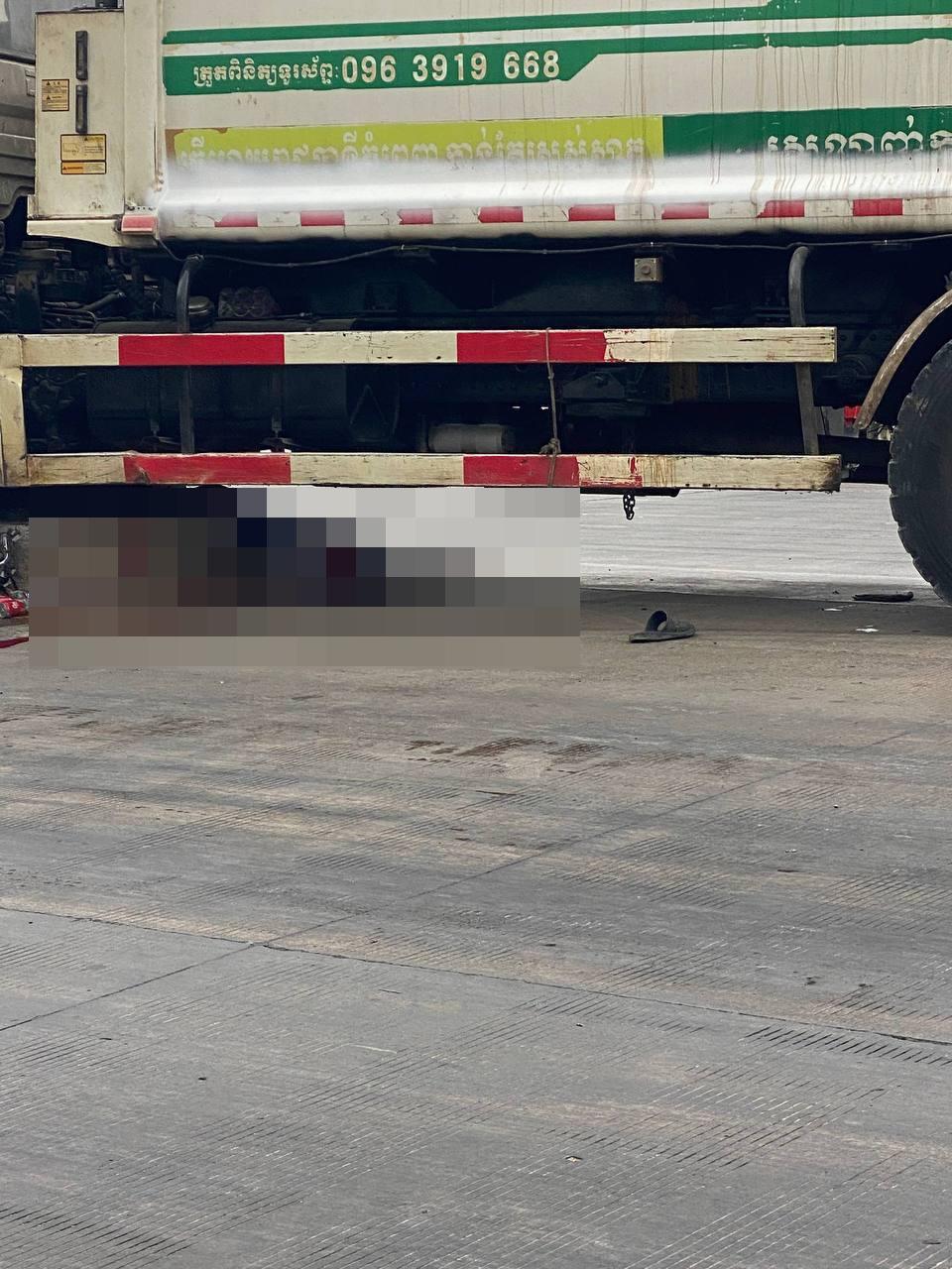 សោកនាដកម្ម! រថយន្តដឹកសំរាមបុកម៉ូតូឆ្លងផ្លូវ បុរសវ័យ៦២ឆ្នាំស្លាប់បាត់បង់ជីវិត តៃកុងគេចខ្លួនបាត់