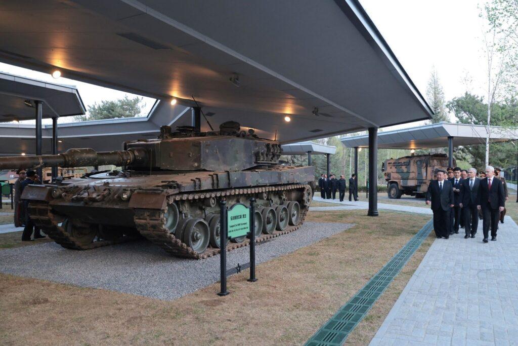 ព្យុងយ៉ាងបើកសារមន្ទីរអាវុធលោកខាងលិច រឹបអូសពីសមរភូមិអ៊ុយក្រែន មន្ត្រីរុស្ស៊ីចូលរួមឱឡារិក