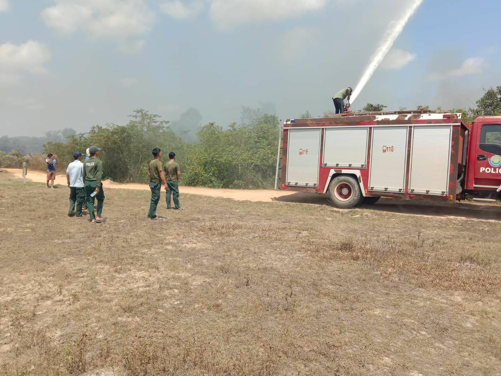 ភ្លើងឆេះព្រៃនៅក្រុងកែប កម្លាំងសង្គ្រោះពន្លត់ទាន់ពេល បង្ការគ្រោះអគ្គិភ័យក្នុងរដូវក្តៅរាំងស្ងួត