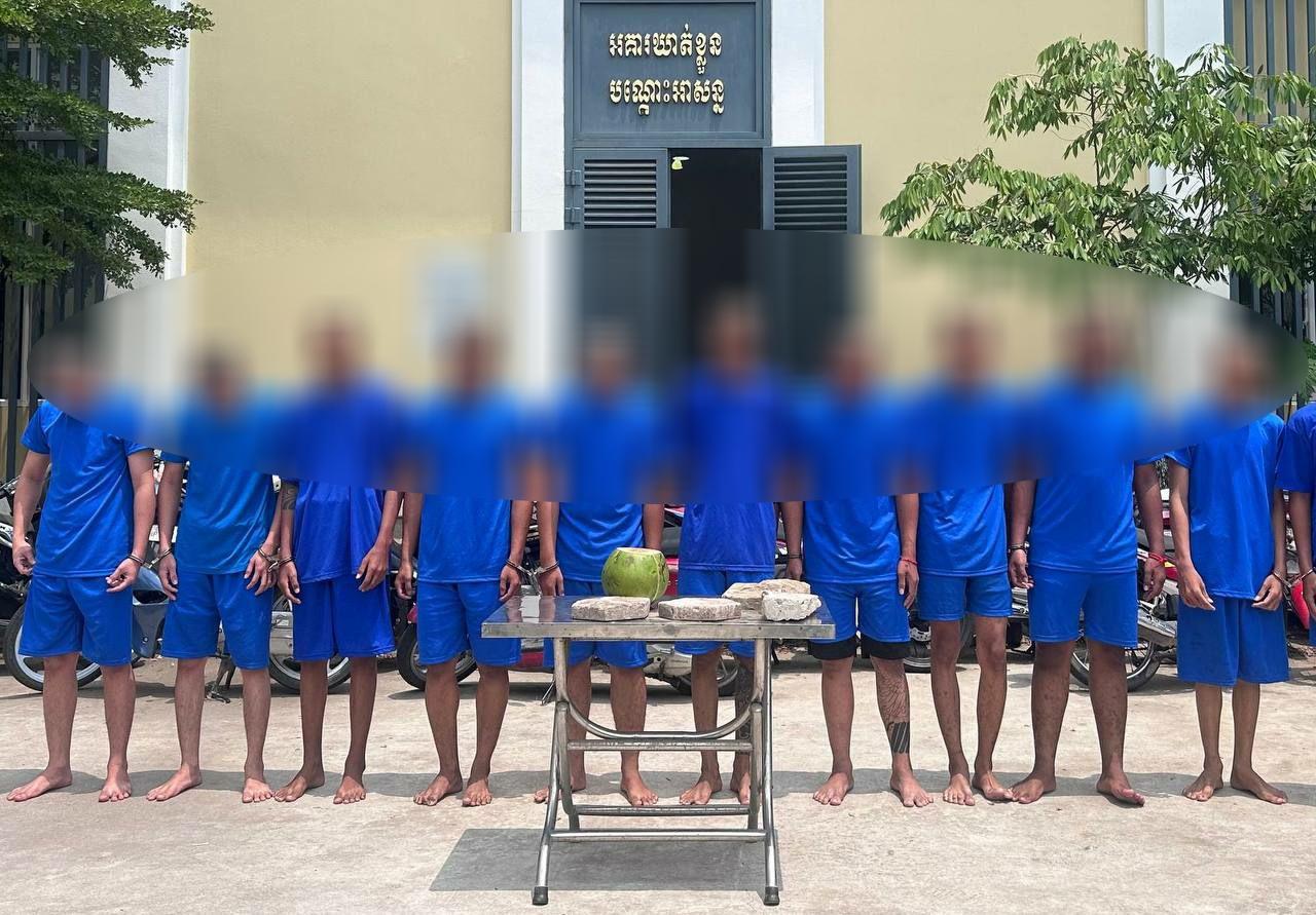 សប្បាយភ្លេចគិត! ទំនើងក្មេងស្ទាវ ១១នាក់ ដេញគប់ឡានអ្នកដំណើរ ត្រូវប្រឈមជាប់ពន្ធនាគាររហូតដល់ ៥ឆ្នាំ