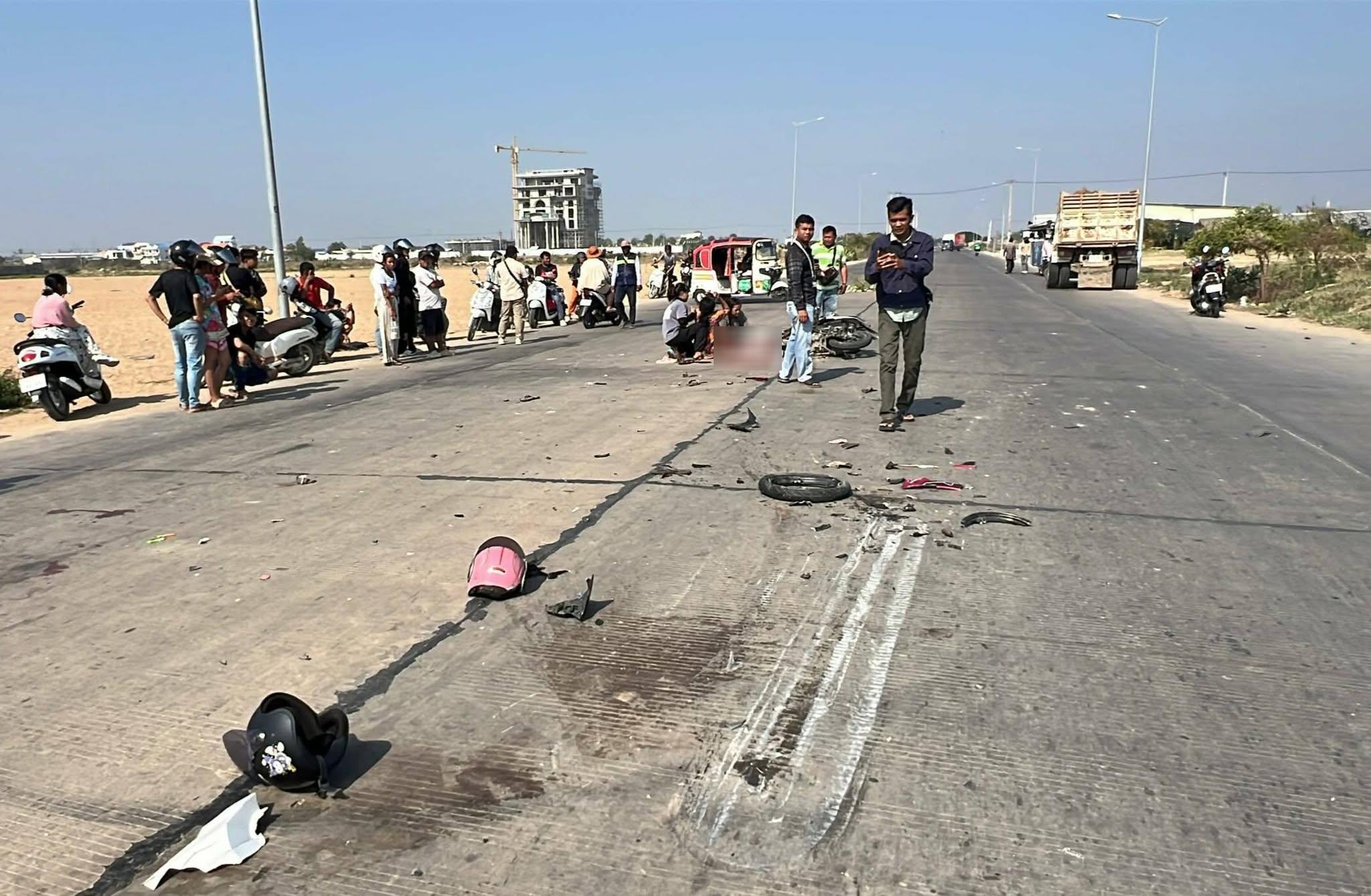 គ្រោះថ្នាក់រន្ធត់! នារី៣នាក់ជិះម៉ូតូវ៉ាជែងបុកបែនដឹកដី ស្លាប់១របួស២