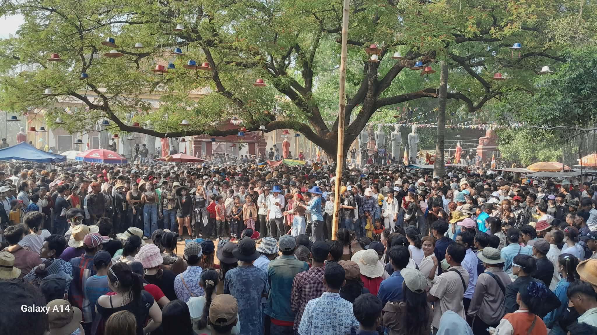 រាប់ម៉ឺននាក់ហូរហែឆ្លងឆ្នាំថ្មីនៅវត្តបាកាន ពោធិ៍សាត់ ក្នុងពិធីដឹងគុណគ្រូដ៏ពិសេស