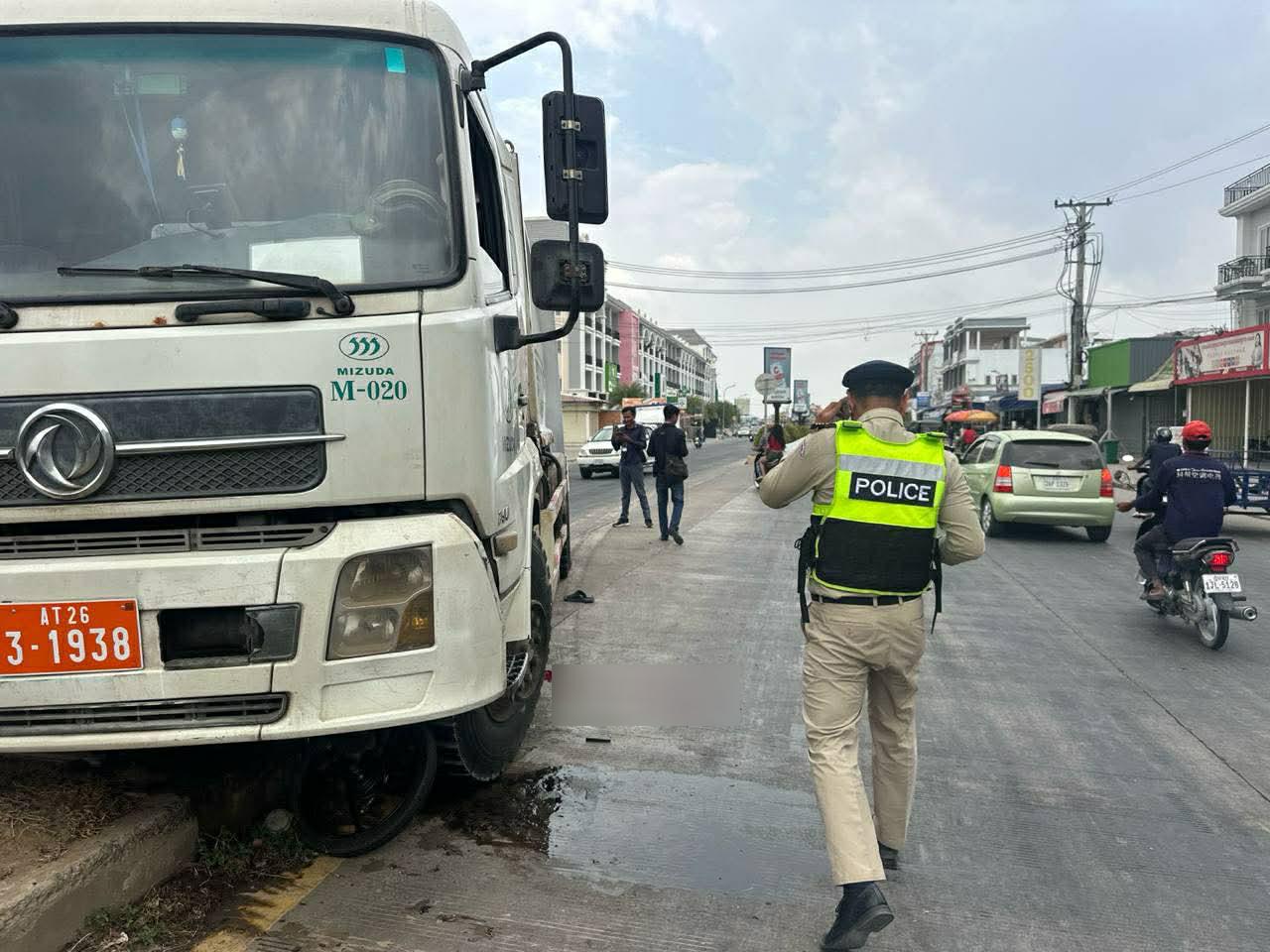 សាហាវ! រថយន្តសំរាម MIZUDA បុកកម្មករសំណង់ស្លាប់ផ្ទប់សួនផ្កា អ្នកបើកបររត់គេចខ្លួនបាត់