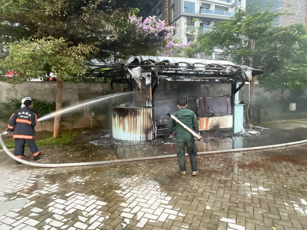 តូបការ៉េមកោះនរាឆេះសន្ធោសន្ធៅទាំងម្ចាស់មិនទាន់មកបើកលក់