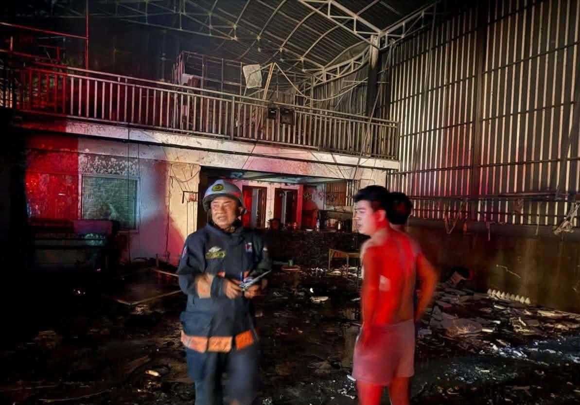 ភ្លើងឆេះឃ្លាំងនៅព្រែកលៀប រាលដាលទៅផ្ទះជិតខាង កម្លាំងសមត្ថកិច្ចប្រើរថយន្តពន្លត់ភ្លើង៨គ្រឿង