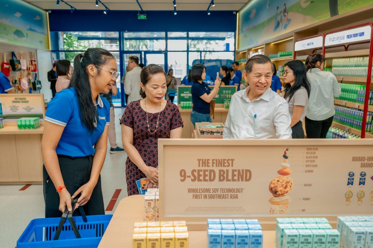 ហាង Vinamilk បើកជាផ្លូវការនៅភ្នំពេញ នាំមកនូវបទពិសោធន៍ទឹកដោះគោថ្មីសម្រាប់គ្រួសារខ្មែរ